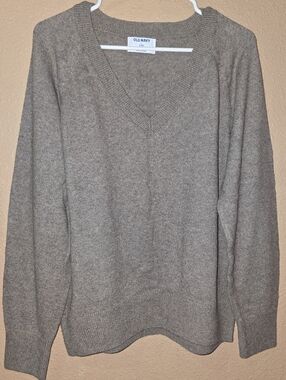 Old Navy V-Neck Sweater in Taupe Heather